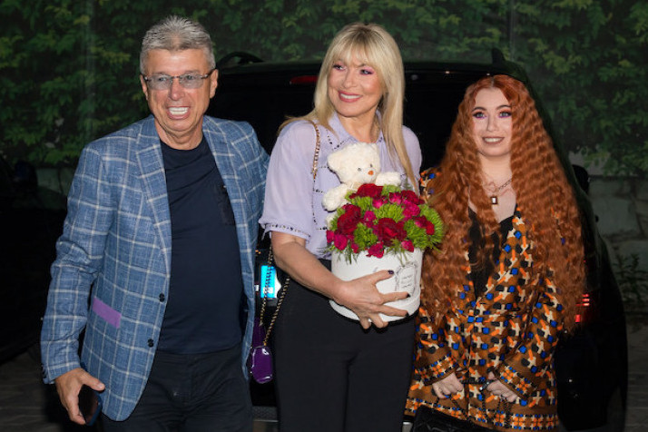 Zar je moguće da se snaja i zaova vole: Otkriveno kakav zapravo odnos gaje ćerka i snaja Saše Popovića (FOTO) Zar je moguće da se snaja i zaova vole: Otkriveno kakav zapravo odnos gaje ćerka i snaja Saše Popovića (FOTO)
