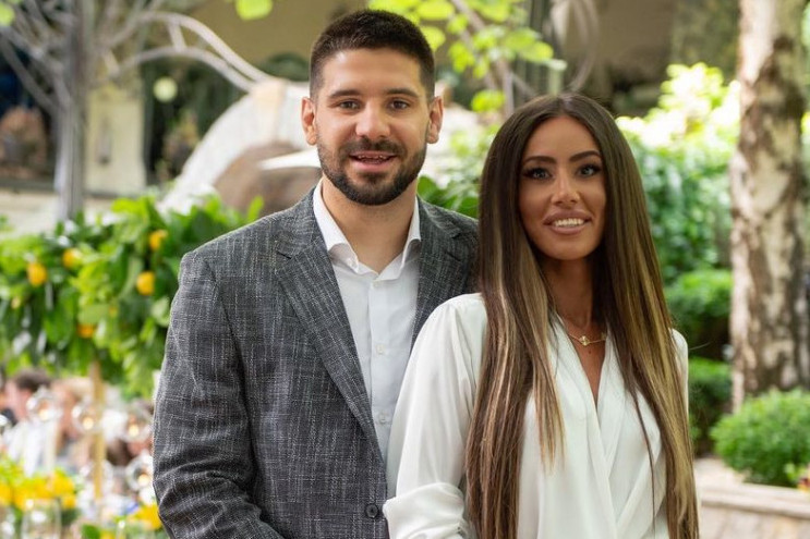 Venčanica Mitrovićeve supruge je drugačija od svih koje ste videli, sa razlogom! Pogledajte privatne fotografije sa venčanja našeg špica Venčanica Mitrovićeve supruge je drugačija od svih koje ste videli, sa razlogom! Pogledajte privatne fotografije sa venčanja našeg špica