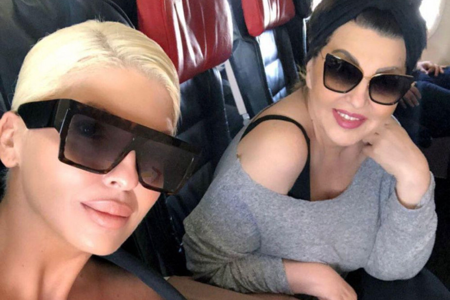 Uvek je patila što je dete razvedenih roditelja: Poslednja Karleušina zajednička fotografija sa majkom i ocem slama srca Uvek je patila što je dete razvedenih roditelja: Poslednja Karleušina zajednička fotografija sa majkom i ocem slama srca