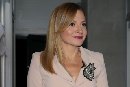 Izblajhala kosu i ošišala se na kratko! Pogledajte frizuru Dubravke Mijatović zbog koje više ne liči na sebe, ovo svi komentarišu (FOTO) Izblajhala kosu i ošišala se na kratko! Pogledajte frizuru Dubravke Mijatović zbog koje više ne liči na sebe, ovo svi komentarišu (FOTO)