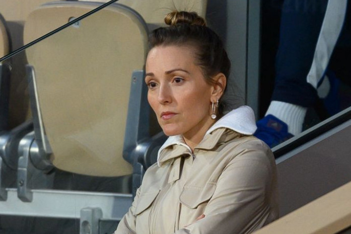 Tužna, ali stilizovana: Detalj na ušima Jelene Đoković skrenuo pažnju svih na Roland Garosu, evo zašto opet svi o njoj pričaju (FOTO) Tužna, ali stilizovana: Detalj na ušima Jelene Đoković skrenuo pažnju svih na Roland Garosu, evo zašto opet svi o njoj pričaju (FOTO)
