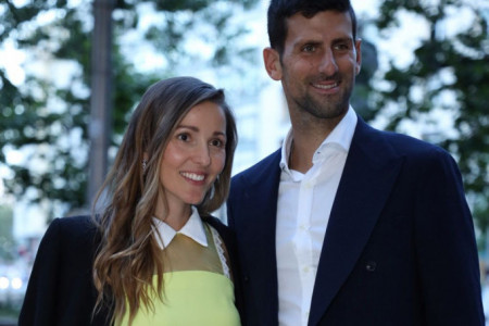 Kratak šorts Jelene Đoković zaustavio saobraćaj: Novak i golonoga supruga se pojavili na koncertu, imate li sad šta da joj zamerite? (FOTO)