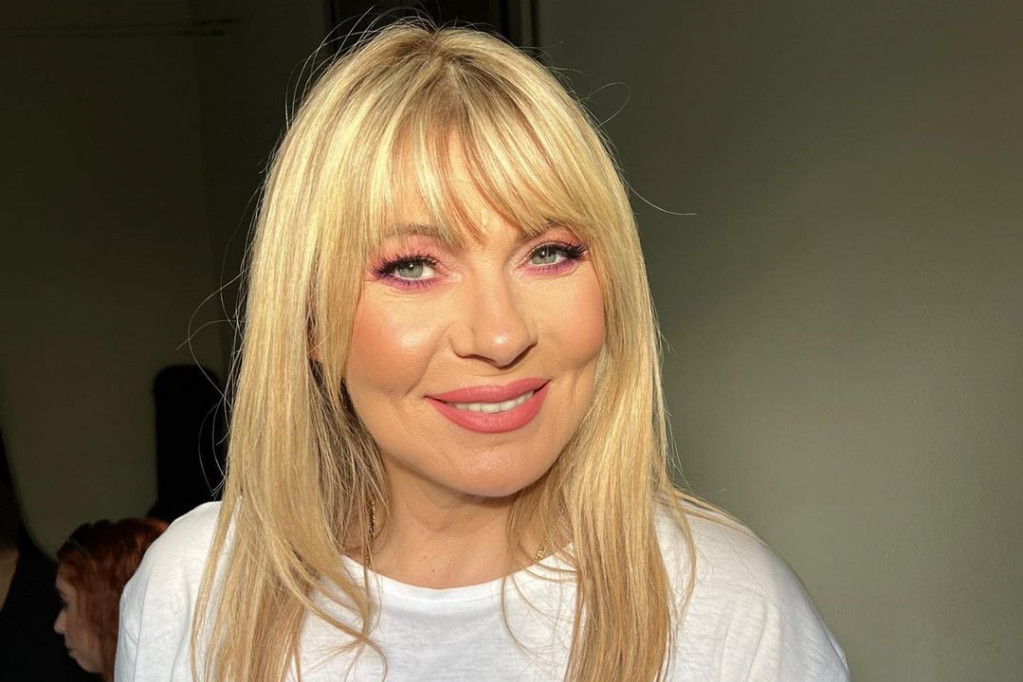 Transformacija ostavlja bez daha: Suzana Jovanović u šestoj deceniji izgleda kao Barbi, promenom imidža sve iznenadila (FOTO) Transformacija ostavlja bez daha: Suzana Jovanović u šestoj deceniji izgleda kao Barbi, promenom imidža sve iznenadila (FOTO)