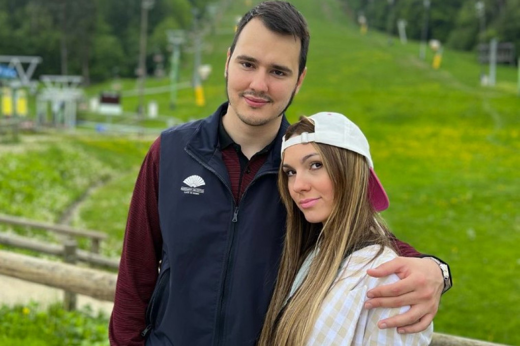 Koliko je samo slatka i liči na tatu! Aleksa Balašević prošetao ćerku štrandom, svi zanemeli zbog jednog detalja (FOTO) Koliko je samo slatka i liči na tatu! Aleksa Balašević prošetao ćerku štrandom, svi zanemeli zbog jednog detalja (FOTO)