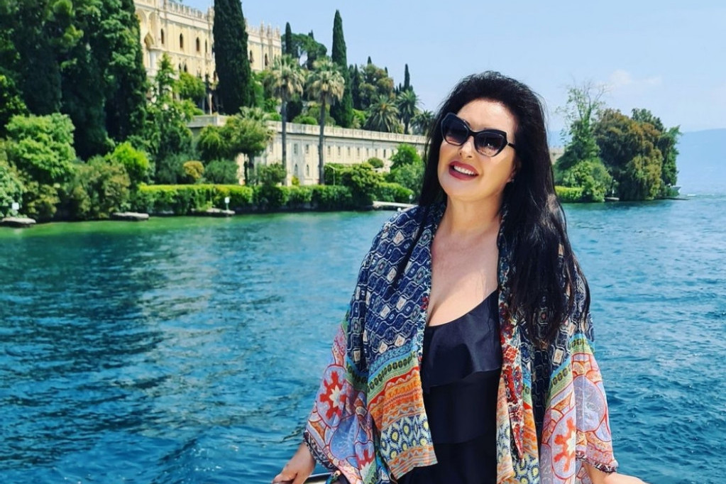 Baš se opustila na odmoru: Pojavila se jedina fotografija Dragane Mirković u kupaćem kostimu, zašto ona ovo krije?