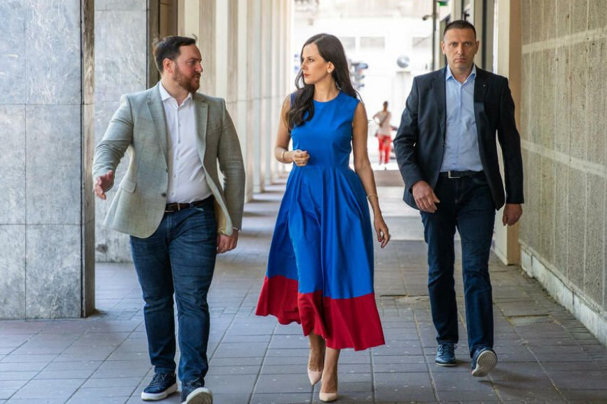 Kad je ušla sa crvenim karminom svi su se okrenuli: Prva dama Tamara Vučić posle tri meseca u javnosti, pogledajte kako sada izgleda (FOTO) Kad je ušla sa crvenim karminom svi su se okrenuli: Prva dama Tamara Vučić posle tri meseca u javnosti, pogledajte kako sada izgleda (FOTO)