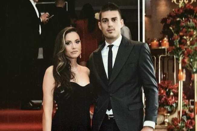 VENČALI SE Mirka i Vujadin! Ona se više ne preziva Vasiljević, mladoženja objavio fotografiju na Instagramu! Ko hoće neka čestita (FOTO) VENČALI SE Mirka i Vujadin! Ona se više ne preziva Vasiljević, mladoženja objavio fotografiju na Instagramu! Ko hoće neka čestita (FOTO)