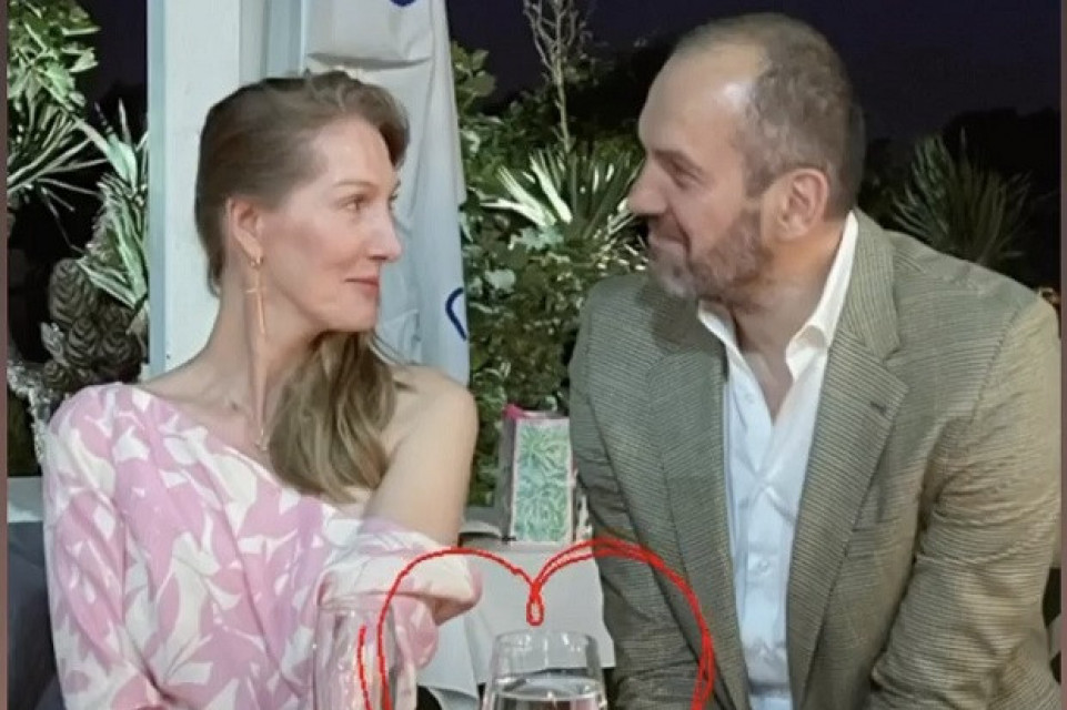 Nasmejan i opušten: Evo sa kim je uhvaćen muž Marije Tarlać dok je ona daleko (FOTO) Nasmejan i opušten: Evo sa kim je uhvaćen muž Marije Tarlać dok je ona daleko (FOTO)
