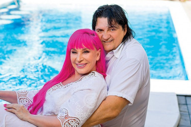Šta će reći Zorica i Kemiš? Ćerka Zlata pozirala u porodičnom domu, pa otkrila više nego što je smela (FOTO)