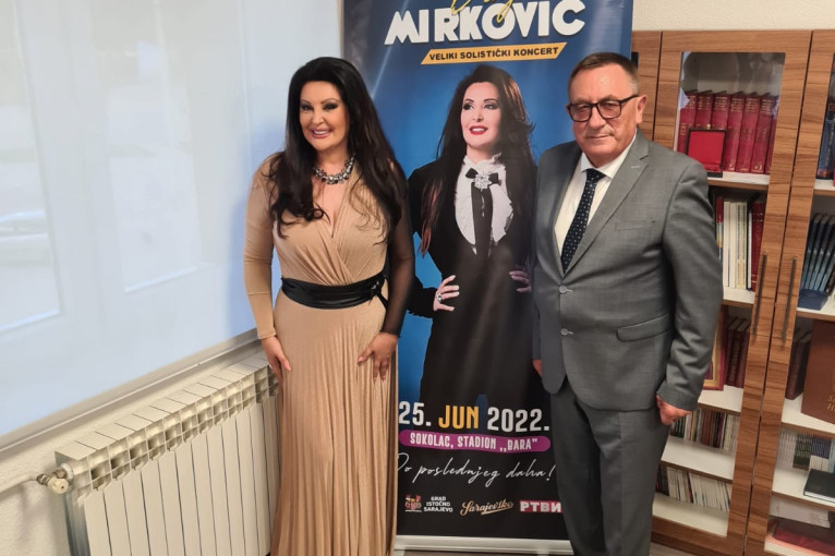 Jača od oluje: Dragana Mirković mokra do kože pevala u Sokocu Jača od oluje: Dragana Mirković mokra do kože pevala u Sokocu