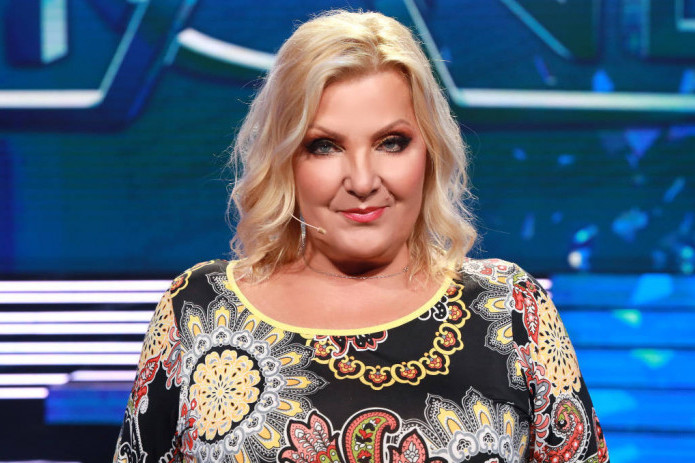 Snežana Đurišić se OŠIŠALA DO GLAVE: Novu frizuru predstavila okružena voljenim muškarcem i svojom decom, fotografija šokirala ceo Instagram Snežana Đurišić se OŠIŠALA DO GLAVE: Novu frizuru predstavila okružena voljenim muškarcem i svojom decom, fotografija šokirala ceo Instagram