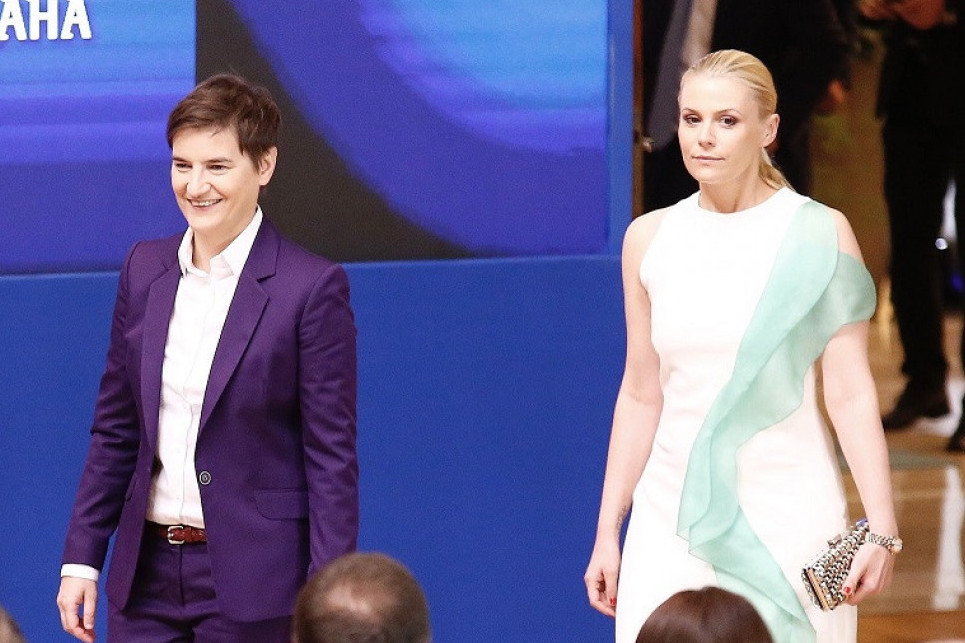 Njen izgled će vas zaista raspametiti: Ana Brnabić sa partnerkom posle dugo vremena u javnosti, evo zašto svi pričaju o Milici (FOTO) Njen izgled će vas zaista raspametiti: Ana Brnabić sa partnerkom posle dugo vremena u javnosti, evo zašto svi pričaju o Milici (FOTO)