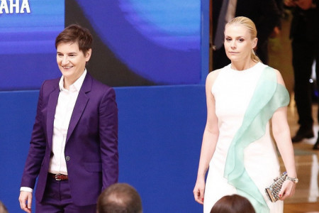 Njen izgled će vas zaista raspametiti: Ana Brnabić sa partnerkom posle dugo vremena u javnosti, evo zašto svi pričaju o Milici (FOTO)