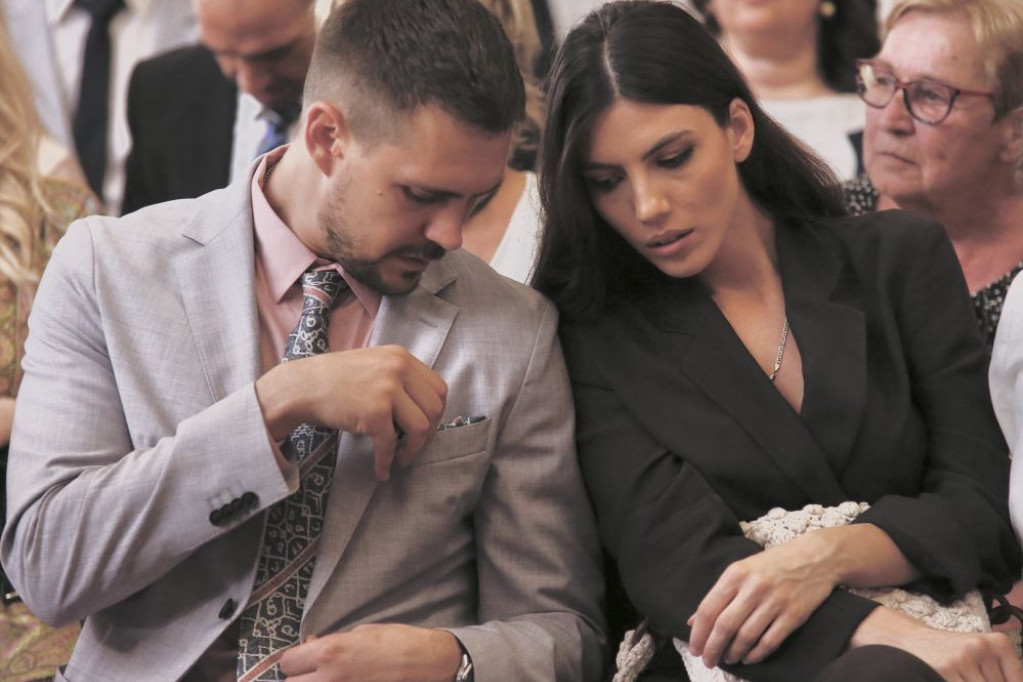Savršen modni sklad: Miloš Biković u provodu sa devojkom, izgledaju kao da su godinama u braku (FOTO) Savršen modni sklad: Miloš Biković u provodu sa devojkom, izgledaju kao da su godinama u braku (FOTO)