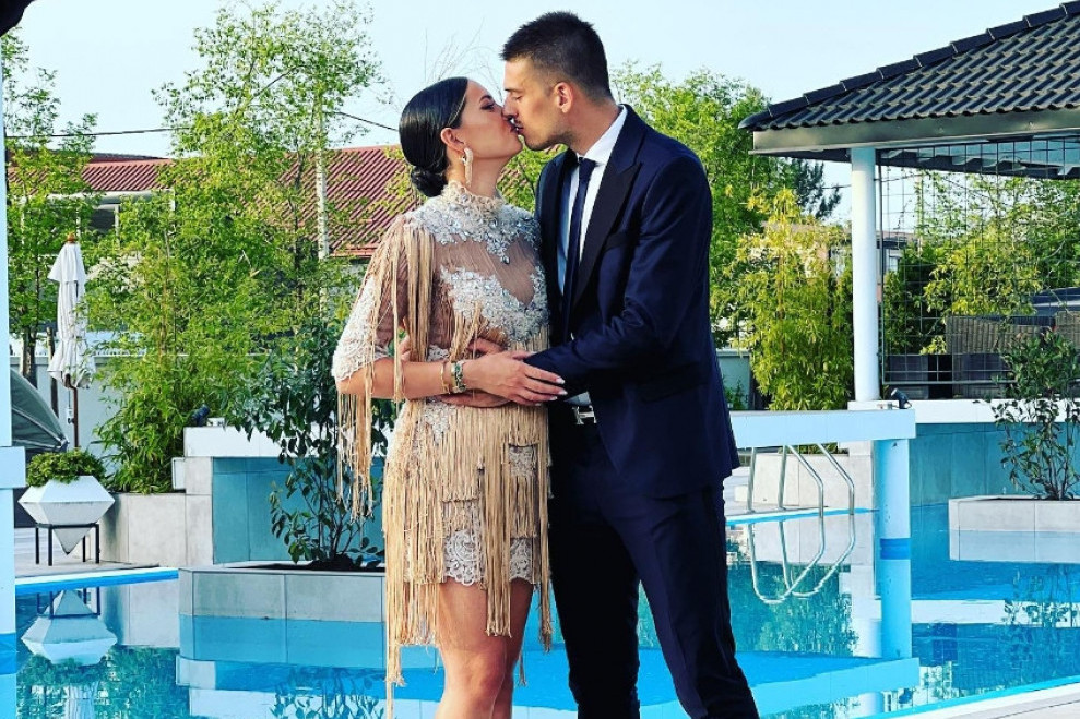 Svadba Mirke Vasiljević i Vujadina Savića: Posle toliko godina, DOŠAO JE I TAJ DAN! Mirka PRESREĆNA, ovaj običaj se prvo poštuje Svadba Mirke Vasiljević i Vujadina Savića: Posle toliko godina, DOŠAO JE I TAJ DAN! Mirka PRESREĆNA, ovaj običaj se prvo poštuje