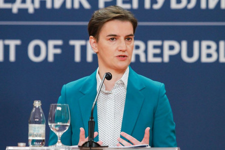 U Srbiji odelo, u inostranstvu može i SUKNJA: Pogledajte fotke premijerke Ane Brnabić sa prijema u Londonu, kako joj lepo stoji! (FOTO) U Srbiji odelo, u inostranstvu može i SUKNJA: Pogledajte fotke premijerke Ane Brnabić sa prijema u Londonu, kako joj lepo stoji! (FOTO)