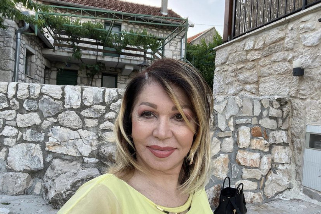Neda Ukraden adaptirala rodnu kuću porušenu u ratu: Bolja je od najluksuznijih vila, unuci oduševljeni(FOTO) Neda Ukraden adaptirala rodnu kuću porušenu u ratu: Bolja je od najluksuznijih vila, unuci oduševljeni(FOTO)