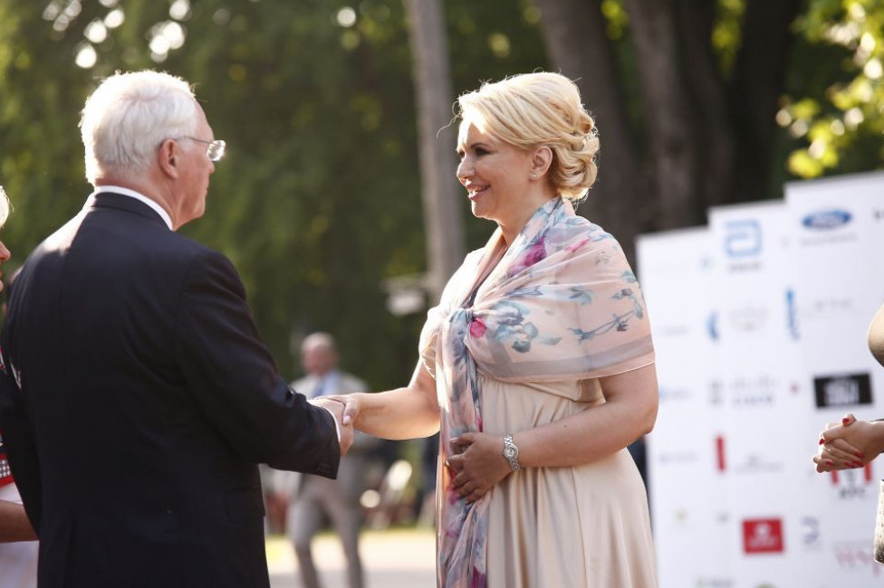 Kad su ušle svi su ih ogovarali: Darija Kisić povela ćerku na prijem, pogledajte samo kako se SREDILA (FOTO) Kad su ušle svi su ih ogovarali: Darija Kisić povela ćerku na prijem, pogledajte samo kako se SREDILA (FOTO)