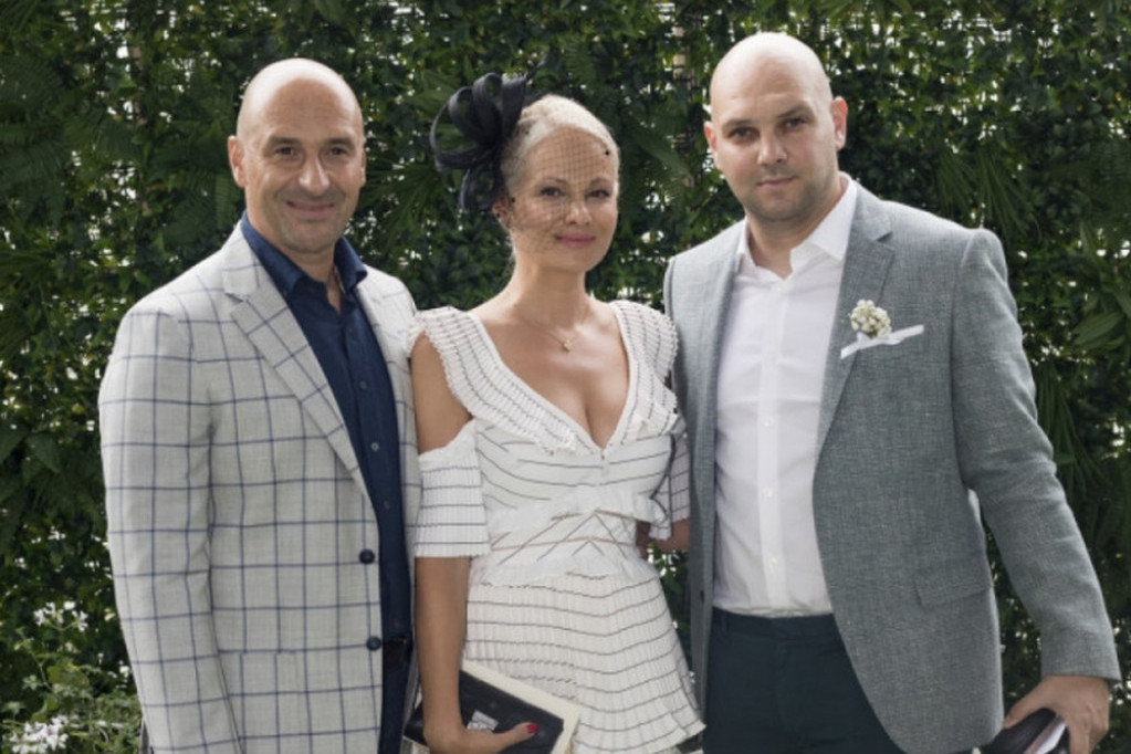 Otkako je snaja ušla u kuću Šaulića, sve se okrenulo naopačke! Ilda prva otkrila šta misli o Mihajlovoj trudnoj ženi (FOTO) Otkako je snaja ušla u kuću Šaulića, sve se okrenulo naopačke! Ilda prva otkrila šta misli o Mihajlovoj trudnoj ženi (FOTO)