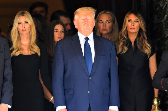 Znali smo da je ne voli, ali ovo... Melanija Tramp napravila INCIDENT na sahrani Donaldove prve žene IVANE (FOTO)