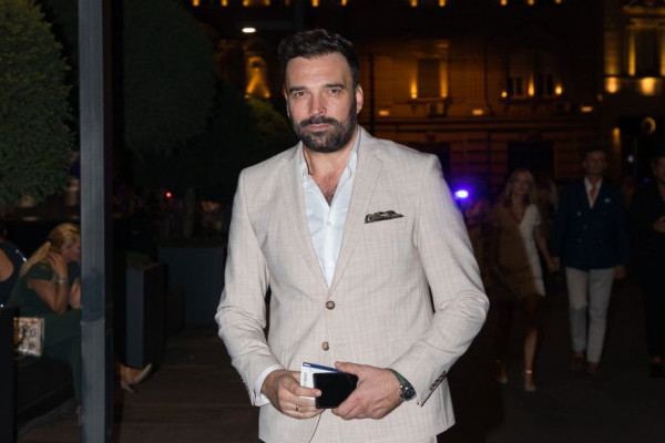 Najveća podrška: Ivan Bosiljčić doveo ćerku da bodri mamu Jelenu na koncertu, Nina je izrasla u prelepu devojčicu (FOTO) Najveća podrška: Ivan Bosiljčić doveo ćerku da bodri mamu Jelenu na koncertu, Nina je izrasla u prelepu devojčicu (FOTO)