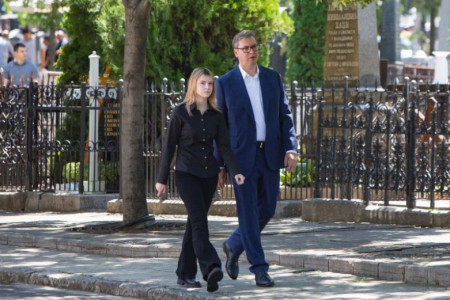 Bol nikada neće proći i to se vidi na fotografijama: Milica i Danilo Vučić sa ocem održali pomen majci Kseniji Bol nikada neće proći i to se vidi na fotografijama: Milica i Danilo Vučić sa ocem održali pomen majci Kseniji