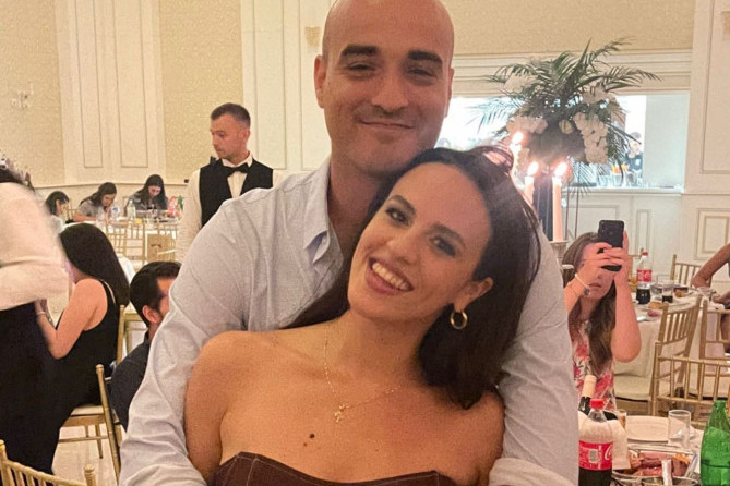 Pogledajte taj PRSTEN: Ćerka Jovana Memedovića staje na ludi kamen, ovo su svi detalji (FOTO) Pogledajte taj PRSTEN: Ćerka Jovana Memedovića staje na ludi kamen, ovo su svi detalji (FOTO)