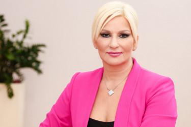 Smelija otkad nije ministarka: Providna čipkana bluza Zorane Mihajlović zapalila Instagram, pogledajte kako joj stoji (FOTO) Smelija otkad nije ministarka: Providna čipkana bluza Zorane Mihajlović zapalila Instagram, pogledajte kako joj stoji (FOTO)