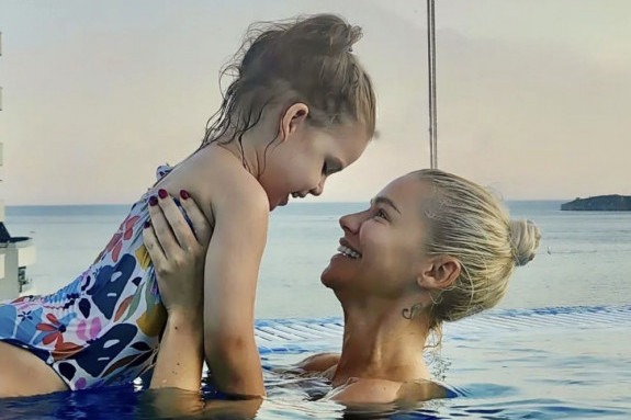 Katja Lazukić se šepuri na plaži u Dubaiju u preslatkom kupaćem: Fotografije sa luksuznog odmora Nataše Bekvalac će vas nasmejati do suza
