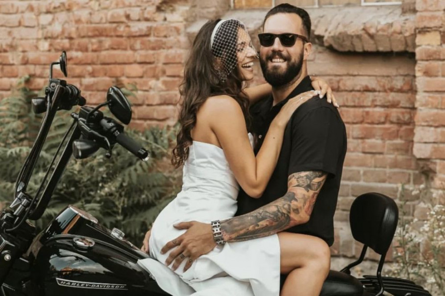 Mlada i mladoženja na motoru, a tek venčanica… Pogledajte ekskluzivne fotografije sa venčanja Miroslava Raduljice
