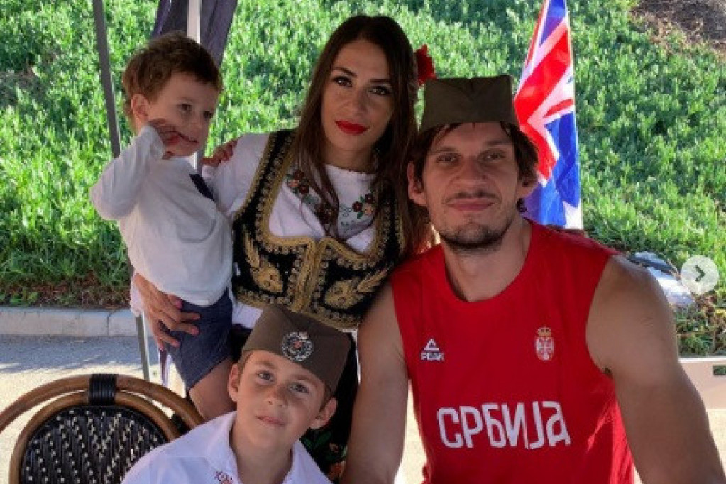 Milioner sa skromnim navikama! Pogledajte kako Bobi Marjanović slavi rođendan, o jednom detalju svi pričaju (FOTO) Milioner sa skromnim navikama! Pogledajte kako Bobi Marjanović slavi rođendan, o jednom detalju svi pričaju (FOTO)