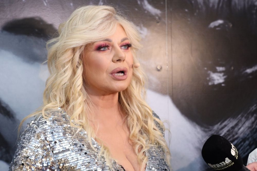Kako se samo topi u njegovom zagrljaju! Zorana Pavić KONAČNO uslikana sa bogatim MOĆNIKOM: Svi ga znate, puno je stariji od nje (FOTO) Kako se samo topi u njegovom zagrljaju! Zorana Pavić KONAČNO uslikana sa bogatim MOĆNIKOM: Svi ga znate, puno je stariji od nje (FOTO)