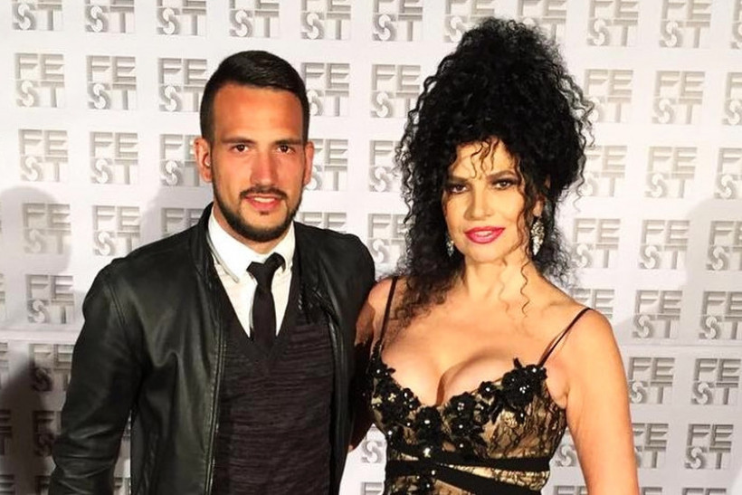 Tajno se porodila i donela dečaka na svet! Snaja Lidije Vukićević objavila ŠOKANTNE VESTI, glumica plače od sreće (FOTO) Tajno se porodila i donela dečaka na svet! Snaja Lidije Vukićević objavila ŠOKANTNE VESTI, glumica plače od sreće (FOTO)