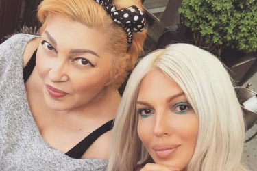 Nije oduvek živela luksuzno: Jelena Karleuša sa majkom Divnom odrasla je u radničkom kraju, evo kako im je dom tada izgledao (FOTO) Nije oduvek živela luksuzno: Jelena Karleuša sa majkom Divnom odrasla je u radničkom kraju, evo kako im je dom tada izgledao (FOTO)