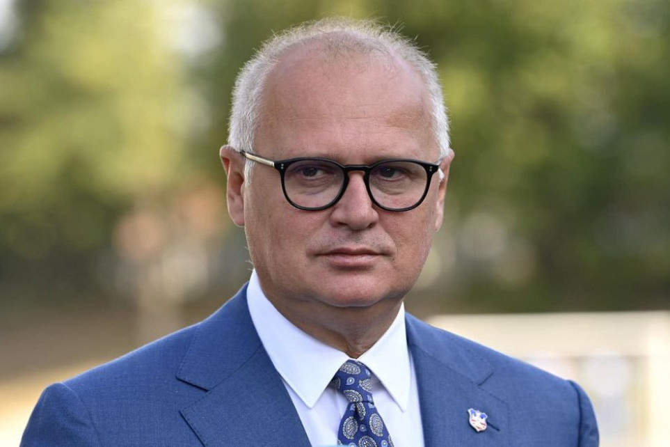 Džentlmen se ne postaje: Kako je Goran Vesić obradovao žene u svom ministarstvu (FOTO) Džentlmen se ne postaje: Kako je Goran Vesić obradovao žene u svom ministarstvu (FOTO)