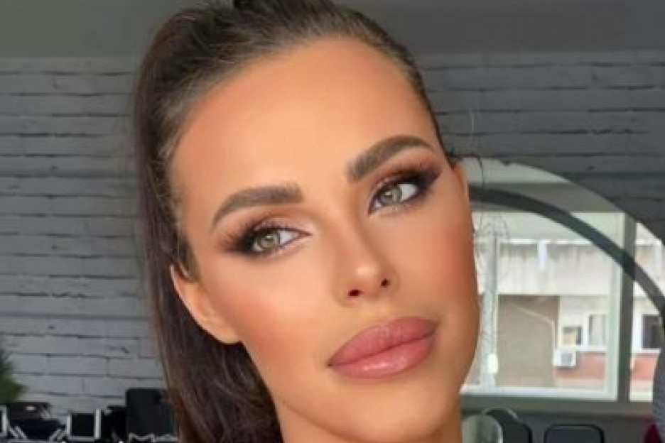 Kombinezon Bogdane Ražnatović krije trudnički stomačić, a dobar je i za višak kilograma: Boja koju morate imati ove jeseni (FOTO) Kombinezon Bogdane Ražnatović krije trudnički stomačić, a dobar je i za višak kilograma: Boja koju morate imati ove jeseni (FOTO)