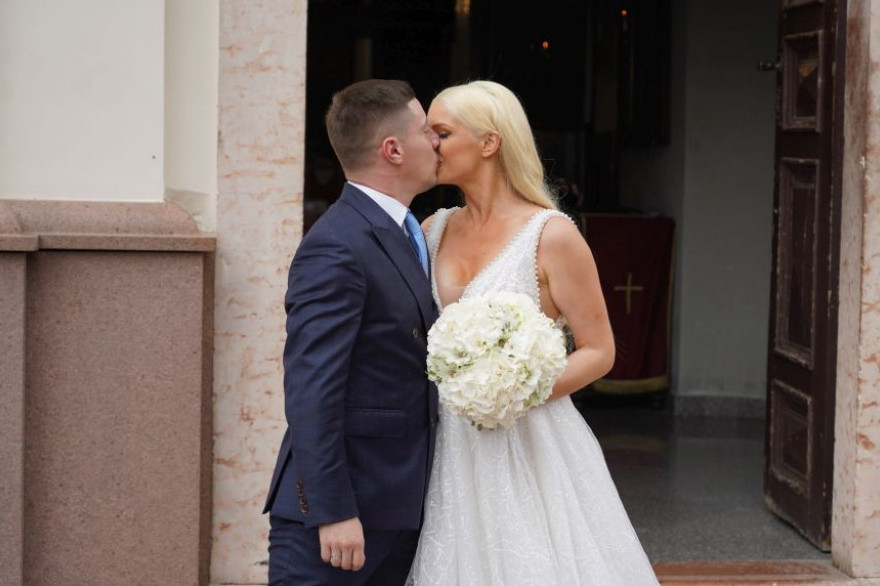 Venčanica kao za princezu, prezgodan muž, slavni gosti: Pogledajte prve fotografije sa venčanja Anje Mit Venčanica kao za princezu, prezgodan muž, slavni gosti: Pogledajte prve fotografije sa venčanja Anje Mit