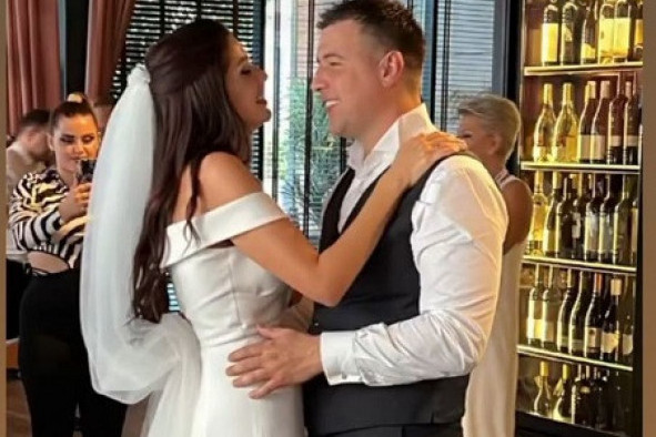 Oženio se Ljuba Jovanović: Mlada nosi venčanicu kao iz bajke, pogledajte prve fotografije sa svadbe Natašinog bivšeg Oženio se Ljuba Jovanović: Mlada nosi venčanicu kao iz bajke, pogledajte prve fotografije sa svadbe Natašinog bivšeg