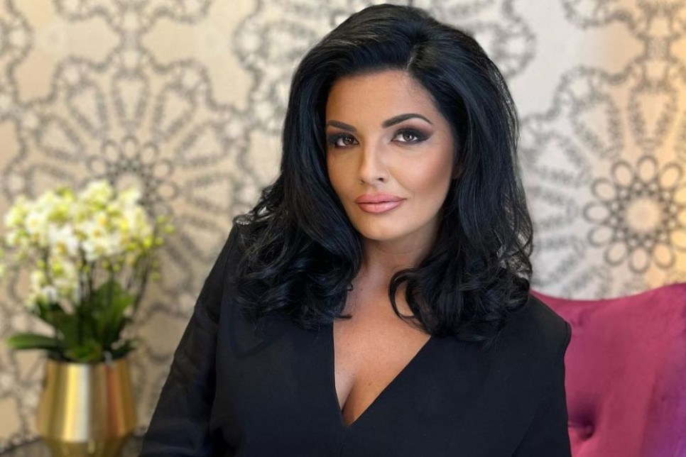 Dekolte je njen zaštitni znak! Milena Popović u nikad izazovnijem izdanju, u komentarima joj pišu da je preterala! Šta vi kažete? (FOTO) Dekolte je njen zaštitni znak! Milena Popović u nikad izazovnijem izdanju, u komentarima joj pišu da je preterala! Šta vi kažete? (FOTO)