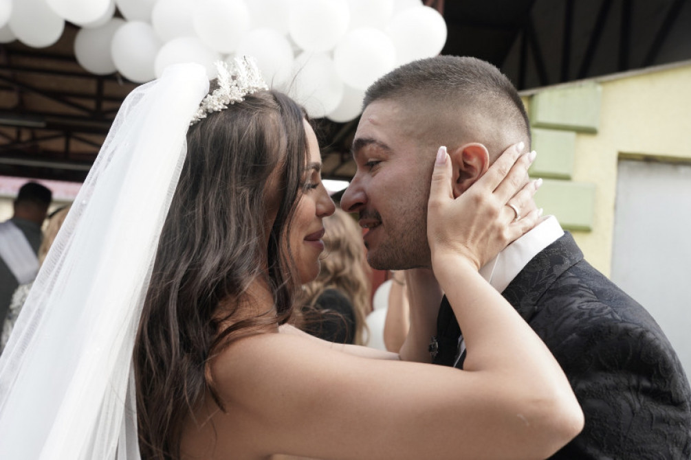 Mlada nosi venčanicu kao princeza, a tek da vidite Bogdanin stajling: Prve fotografije sa venčanja Bojane Rodić