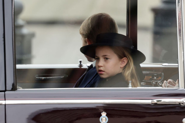 Princ Džordž i princeza Šarlot na sahrani svoje prabake kraljice Elizabete! Da li je kraljevska tradicija prekinuta? (FOTO)