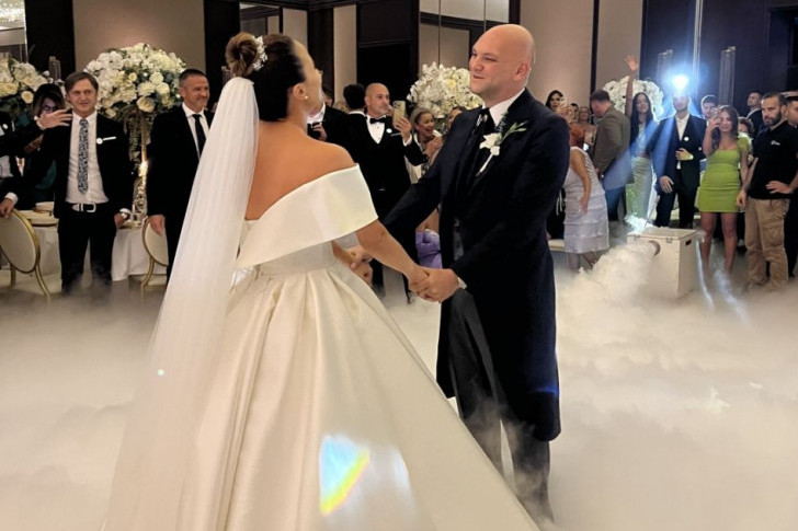 Poznate zvanice u raskošnim toaletama, cvetna dekoracija, venčanica na kojoj bi princeze pozavidele... Zavirite na venčanje Mihajla Šaulića Poznate zvanice u raskošnim toaletama, cvetna dekoracija, venčanica na kojoj bi princeze pozavidele... Zavirite na venčanje Mihajla Šaulića