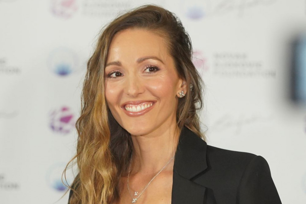 Dosadilo joj je da joj se podsmevaju: Jelena Đoković sa Novakom na Sajmu knjiga, pogledajte samo usku suknju koju nosi (FOTO) Dosadilo joj je da joj se podsmevaju: Jelena Đoković sa Novakom na Sajmu knjiga, pogledajte samo usku suknju koju nosi (FOTO)