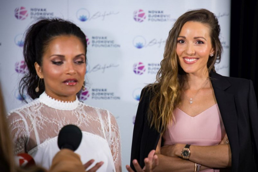 Samo da je vide, ljudi su sedeli na podu... Jelena Đoković zbog odevne kombinacije ponovo na meti komentara (FOTO) Samo da je vide, ljudi su sedeli na podu... Jelena Đoković zbog odevne kombinacije ponovo na meti komentara (FOTO)