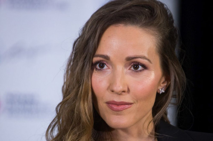 Jel ovo ona? Jelena Đoković se OFARBALA U TAMNO, novu frizuru pokazala na Vimbldonu i nisu svi oduševljeni! Pogledajte kako joj stoji (FOTO) Jel ovo ona? Jelena Đoković se OFARBALA U TAMNO, novu frizuru pokazala na Vimbldonu i nisu svi oduševljeni! Pogledajte kako joj stoji (FOTO)