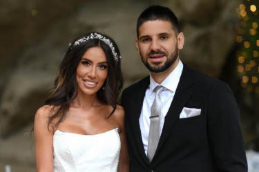 Dok Aleksandar Mitrović zadaje lekcije na terenu, njegova supruga to čini na polju mode: Pogledajte tašnu koju je ovog puta pokazala (FOTO) Dok Aleksandar Mitrović zadaje lekcije na terenu, njegova supruga to čini na polju mode: Pogledajte tašnu koju je ovog puta pokazala (FOTO)