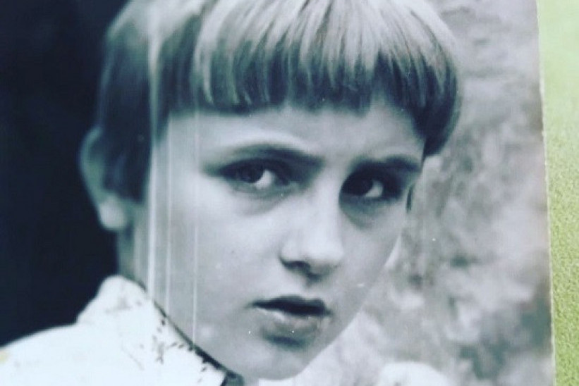 Prepoznajete li dečaka sa slike? Danas je jedan od najpoznatijih ljudi u Srbiji i vidite ga na televiziji svaki dan (FOTO) Prepoznajete li dečaka sa slike? Danas je jedan od najpoznatijih ljudi u Srbiji i vidite ga na televiziji svaki dan (FOTO)