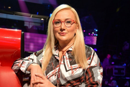 Ošišala svoju dugu plavu kosu DO GLAVE i ofarbala se u tamno! Šokantna promena Leontine Vukomanović, evo kako izgleda (FOTO) Ošišala svoju dugu plavu kosu DO GLAVE i ofarbala se u tamno! Šokantna promena Leontine Vukomanović, evo kako izgleda (FOTO)