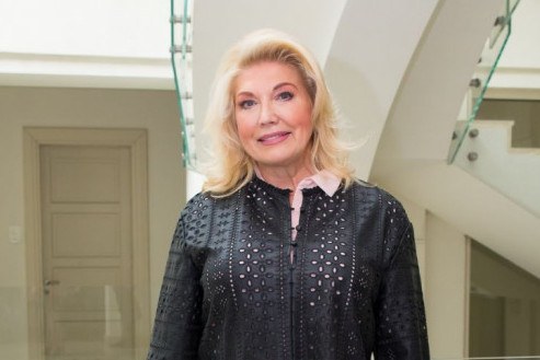 Frizura Suzane Mančić šokirala ceo Instagram: Gde ti je bila pamet da menjaš ono što godinama volimo kod tebe? (FOTO) Frizura Suzane Mančić šokirala ceo Instagram: Gde ti je bila pamet da menjaš ono što godinama volimo kod tebe? (FOTO)