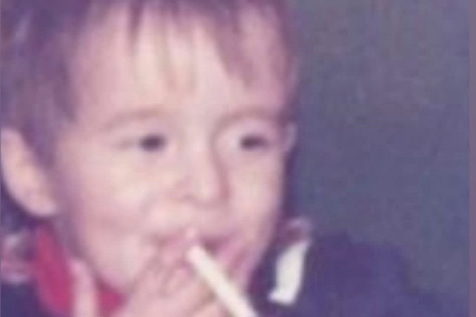 Možete li da ga prepoznate: Dečak sa slike je danas veoma poznat u Srbiji, a iza ove fotografije krije se teško detinjstvo Možete li da ga prepoznate: Dečak sa slike je danas veoma poznat u Srbiji, a iza ove fotografije krije se teško detinjstvo